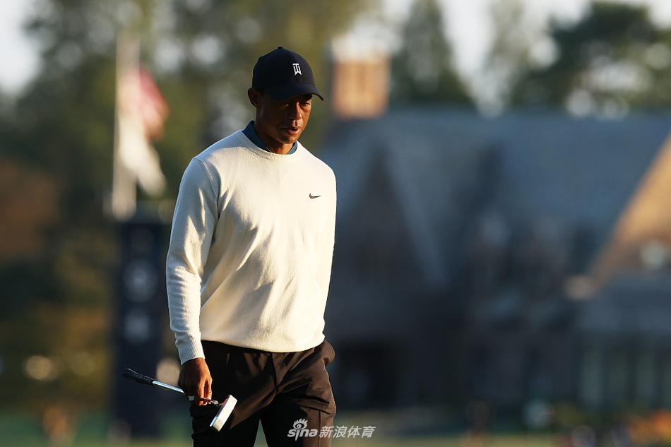 比赛结束后，伍兹向现场为数不多的观众挥手致意，背影在翼脚球场的通道中显得复杂而深邃。