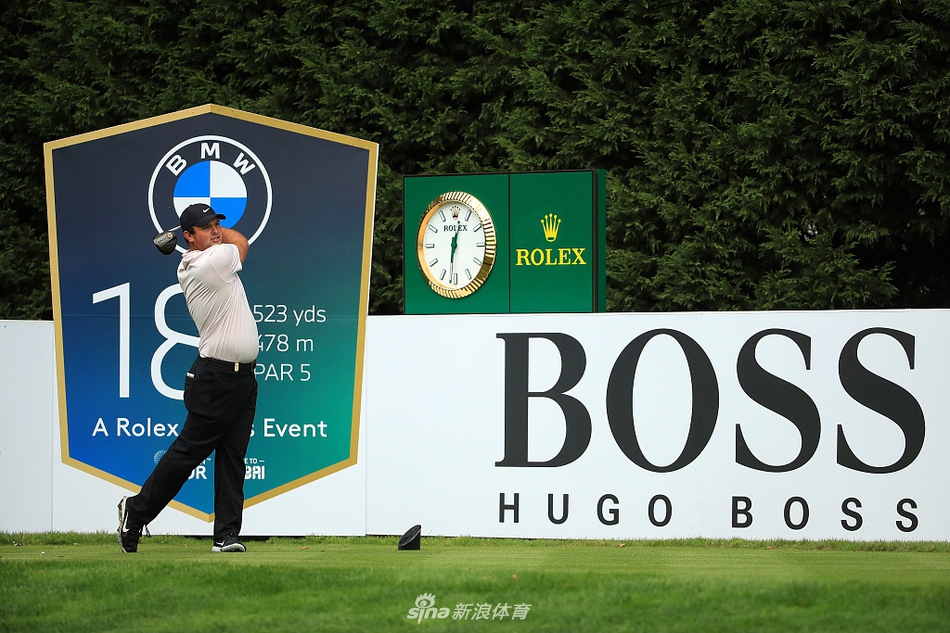 维斯伯格在沙坑中练习救球，沙粒飞扬展现高难度技巧