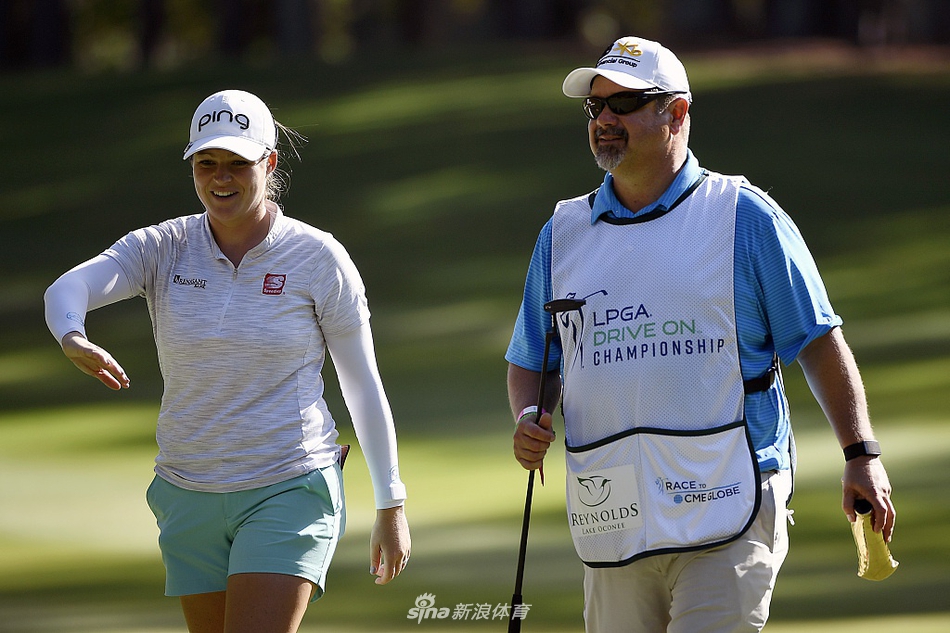 麦克唐纳德全神贯注,在果岭上仔细推敲推杆线路,目光如炬。