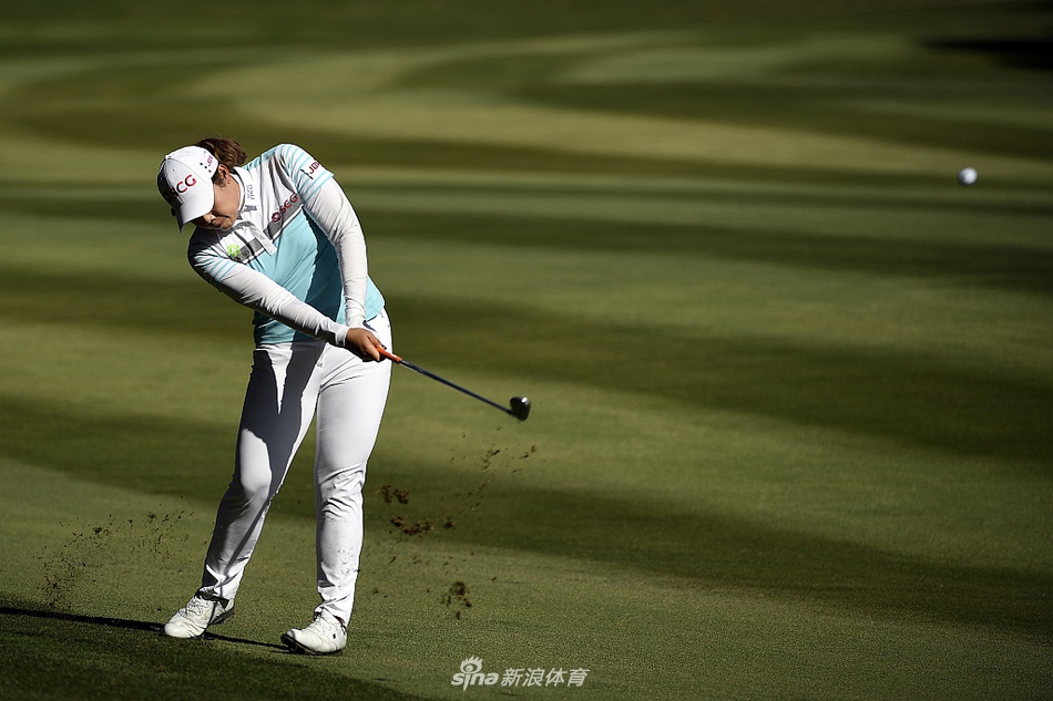 阿瑞雅奋力挥杆,球杆划破长空,身姿充满力量与美感。