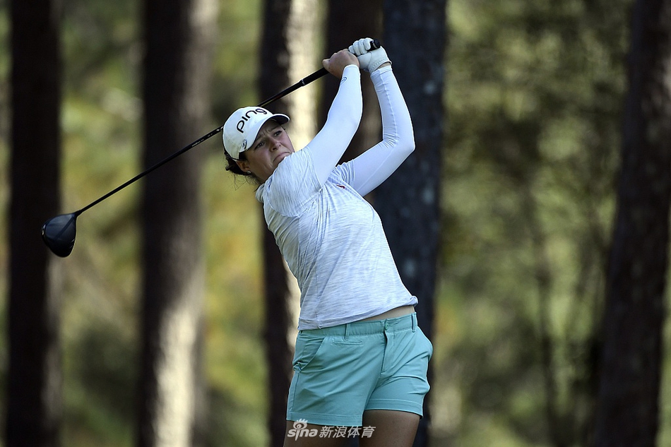 上原彩子迎着赛场微风,完成优雅送杆,神情淡定自信。