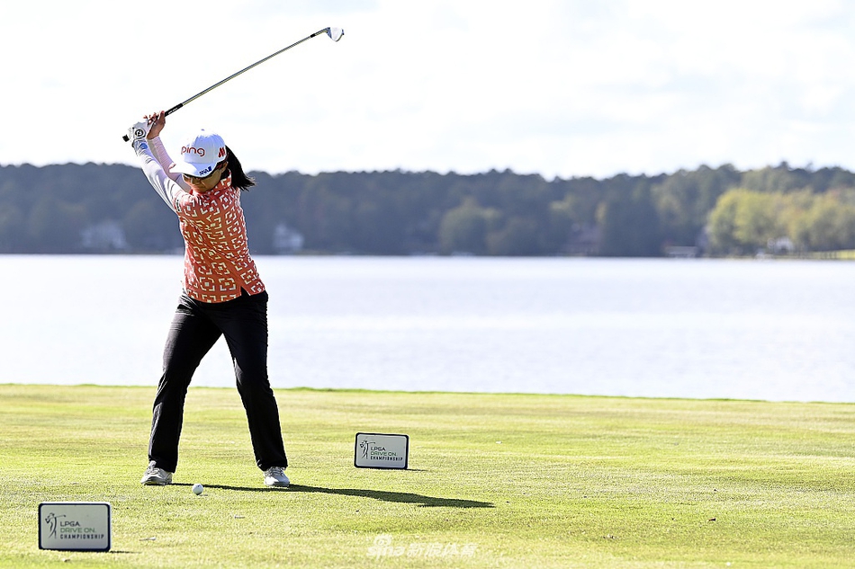 冠军竞争者们在记分处专注核对成绩,气氛紧张而专注。