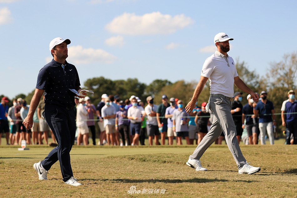 萨姆·伯恩斯在果岭边沉着观察推杆线路，眼神专注而坚定