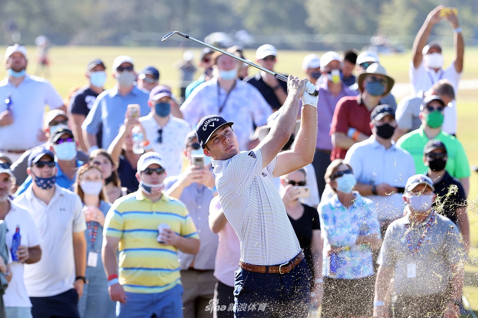 观众围绕在果岭周围，聚精会神地观看球员推杆，形成壮观的观赛人潮