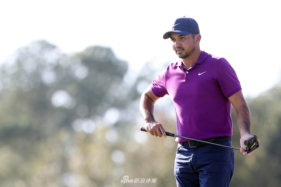 球童与球员并肩走在球道上，共同商讨下一杆的策略，展现团队合作