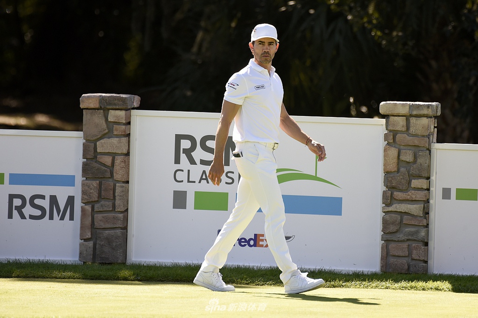 罗伯特·斯特布在RSM精英赛决赛轮中凝神推杆，目光如炬，冠军气场展露无遗。