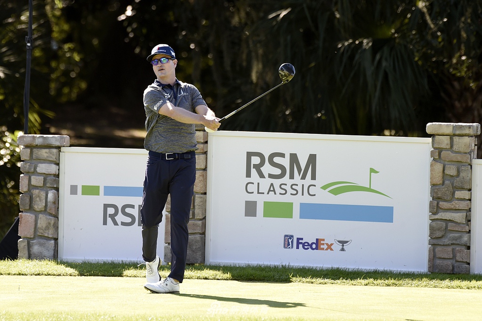 比赛现场观众虽不多，但一位小球迷正聚精会神观看比赛，象征着高尔夫运动的未来与传承。