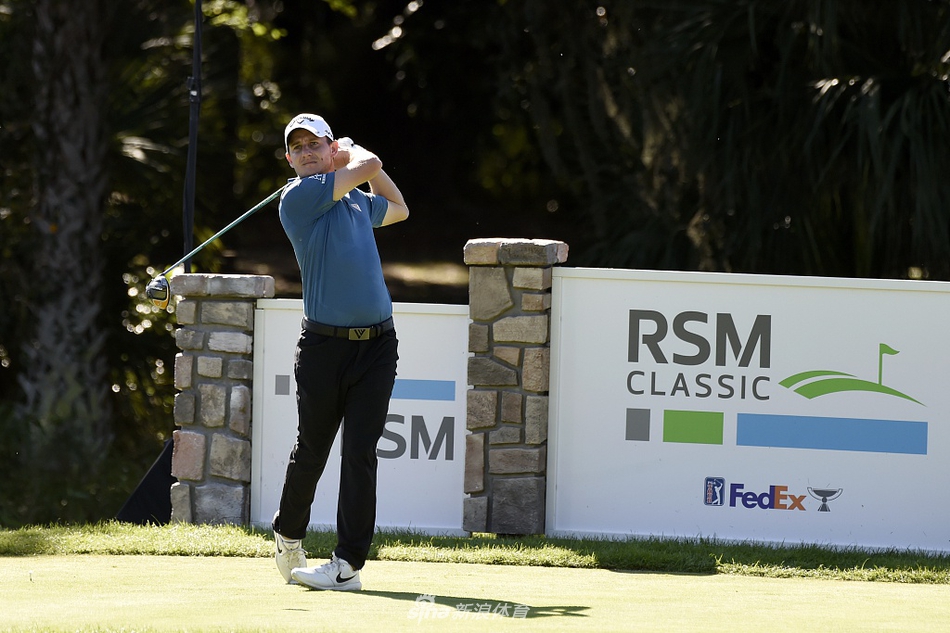 凯文·基斯纳在球道上优雅挥杆，身体充分扭转，展现教科书般的标准击球动作。