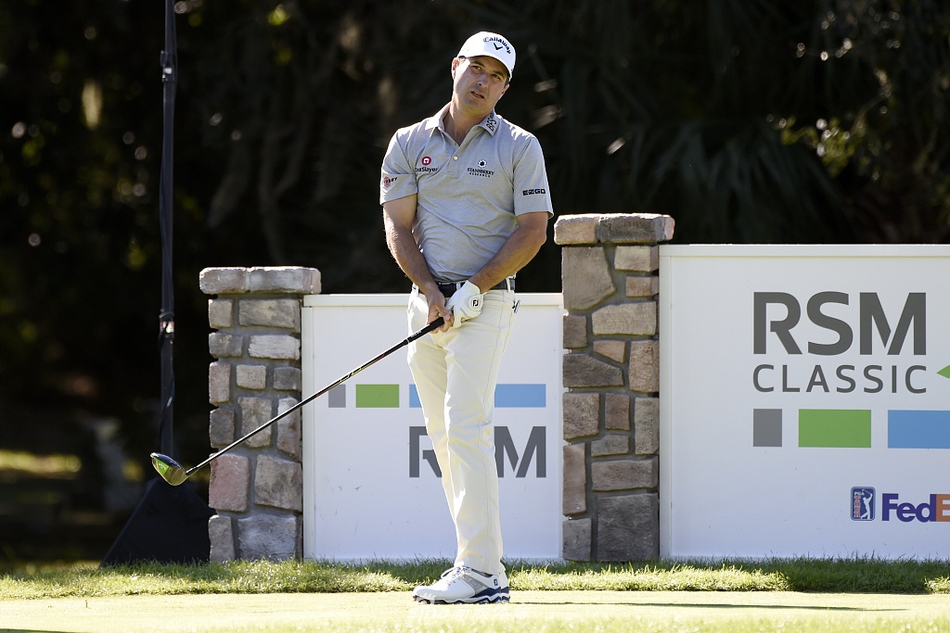 埃米利亚诺·格里洛在沙坑中救球，沙砾飞溅的瞬间充满力量感，考验着球员的短杆技巧。