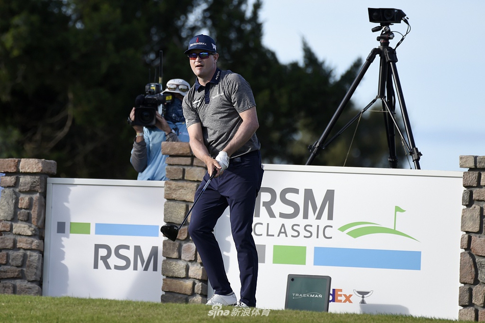 罗伯特·斯特布走向冠军奖杯，夕阳余晖洒在身后，勾勒出胜利者归来的辉煌背影。