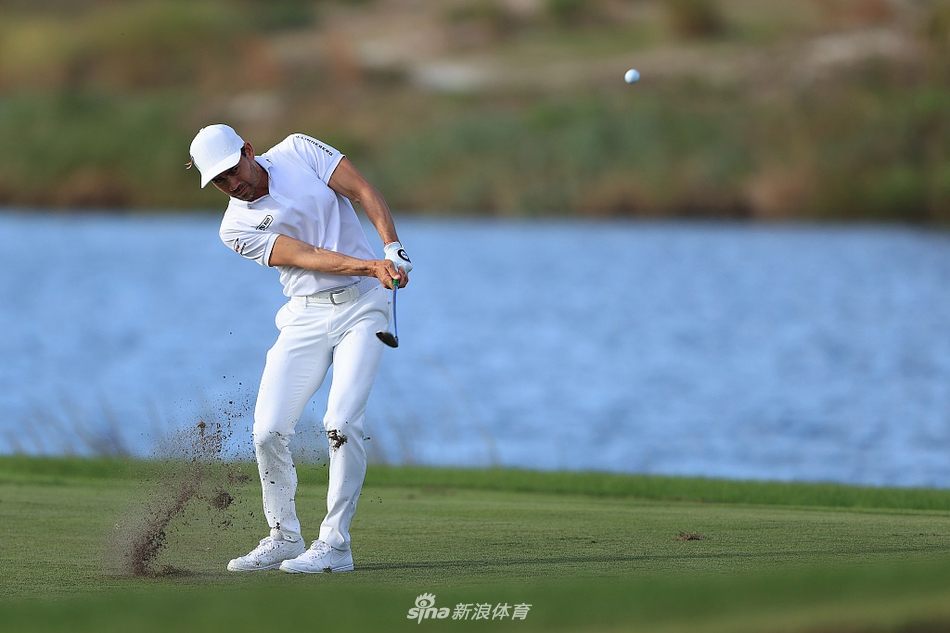 扎克·约翰逊在果岭上仔细研读推杆线路，专注的神情体现了这位大满贯冠军的老将风范。