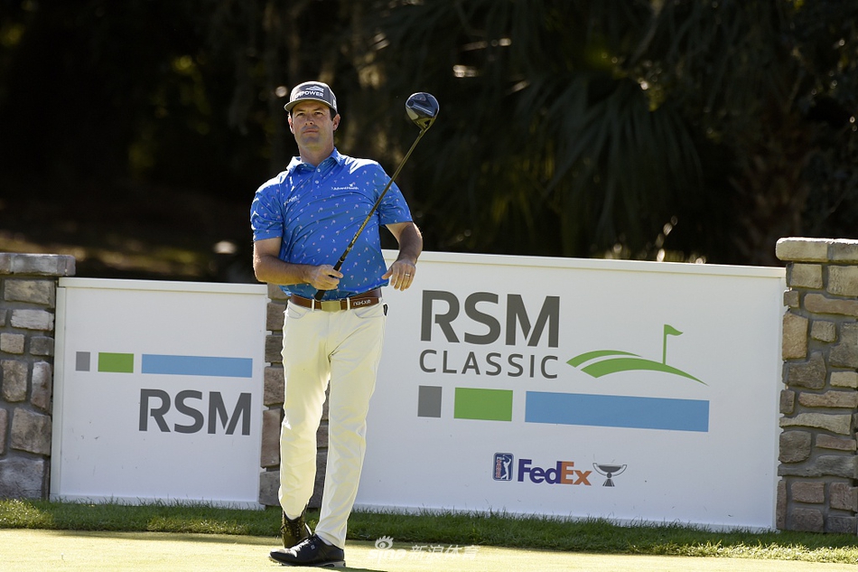 冠军斯特布在果岭边签名，脸上洋溢着如释重负的灿烂笑容，所有压力在此刻化为喜悦。