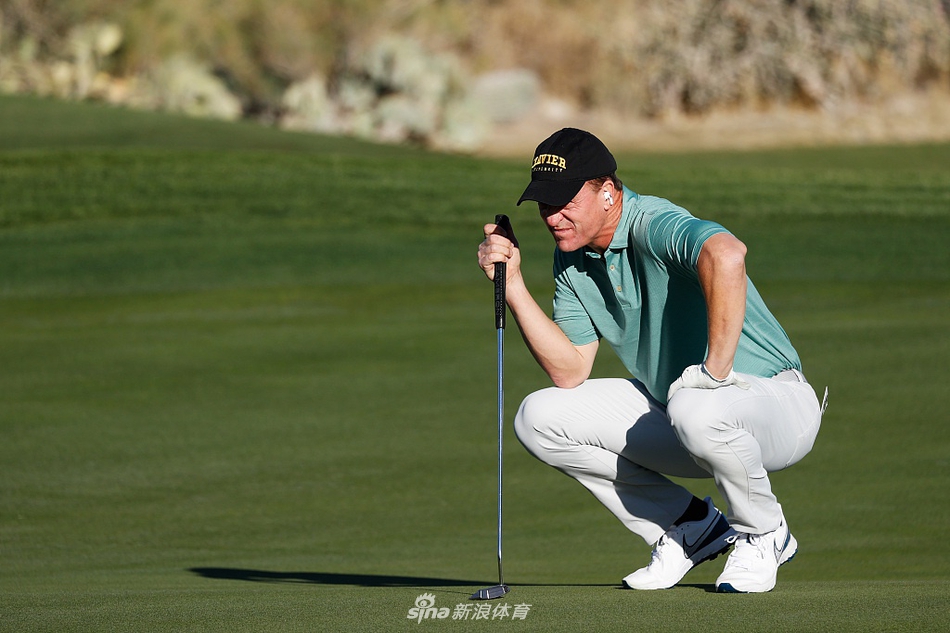 米克尔森与巴克利击掌庆祝，默契笑容洋溢胜利喜悦