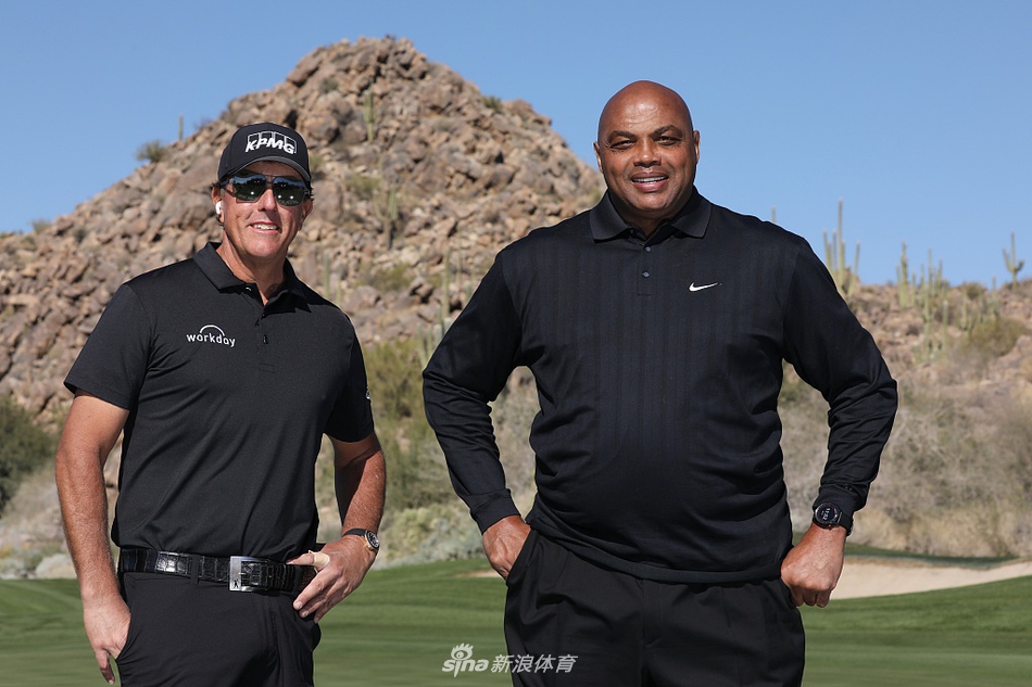 斯蒂芬库里优雅完成开球，动作流畅如三分投篮