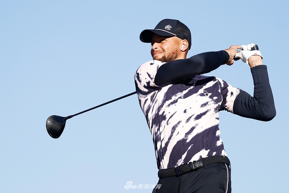 佩顿曼宁凝神观察果岭线,展现领袖的冷静分析