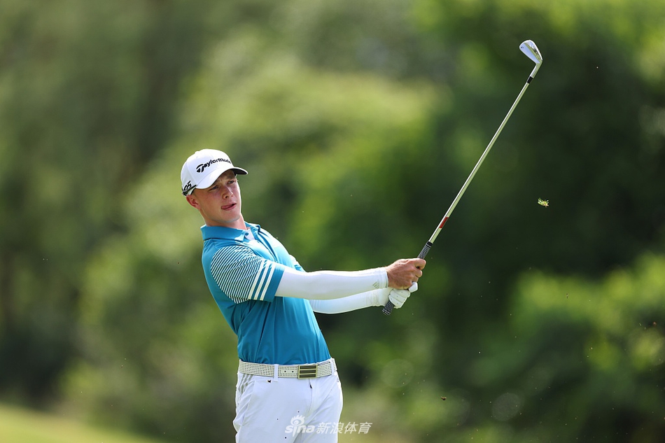 梅龙克在果岭上弯腰仔细标记高尔夫球的位置，每一个细节都一丝不苟。