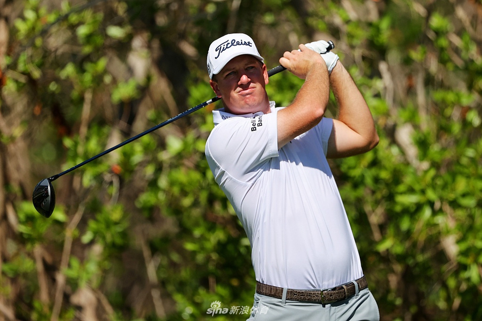 汤姆·霍吉在决赛轮开球前凝神思考，他落后一杆，将向个人美巡赛首冠发起最强有力的冲击。