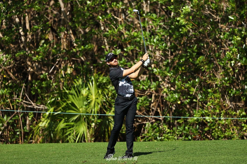 阿根廷选手埃米利亚诺·格里洛在果岭边专注凝视，他稳定的推杆是其在移动日守住领先的关键。