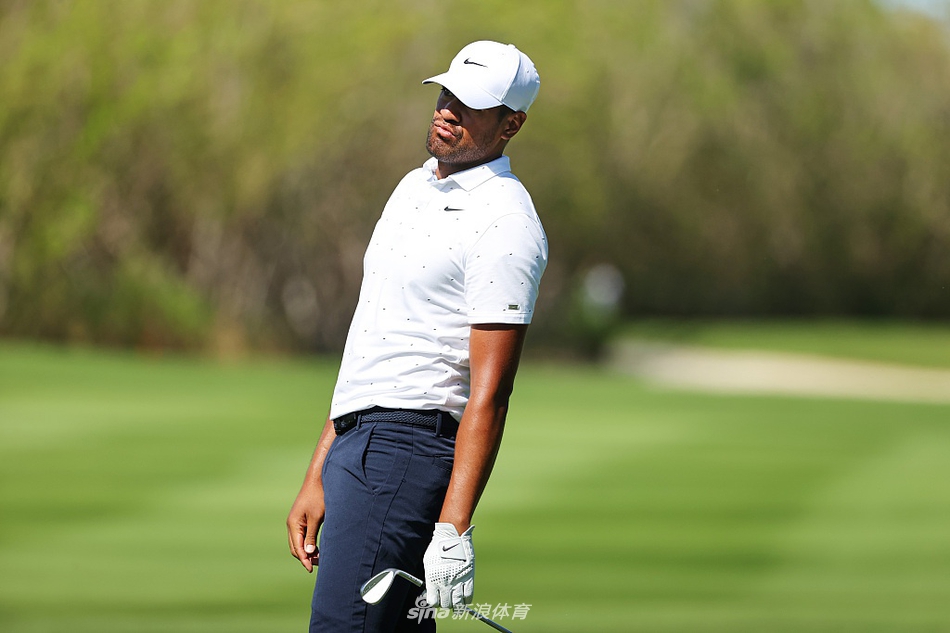 布兰登·格雷斯在长草中奋力一击，每一位选手都在为年度最后一场美巡赛的荣誉而战。