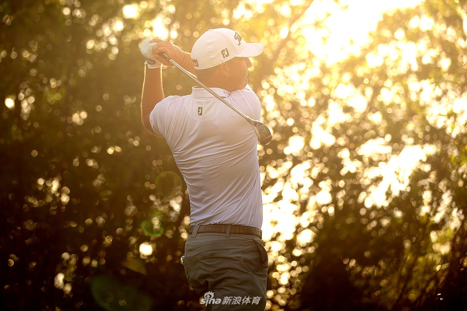 变色龙高尔夫俱乐部的海滨球道景色如画，但柔软的场地条件让每一位球员都面临严峻考验。