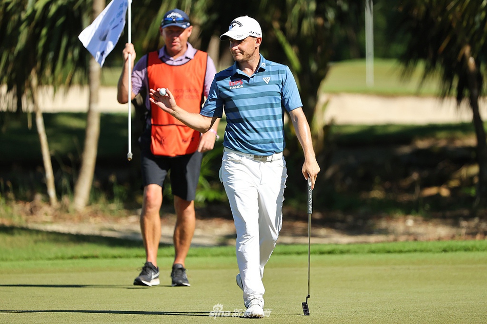 维克多·霍夫兰在沙坑中冷静救球，这位年轻好手在移动日打出六十三杆后已升至单独第三。