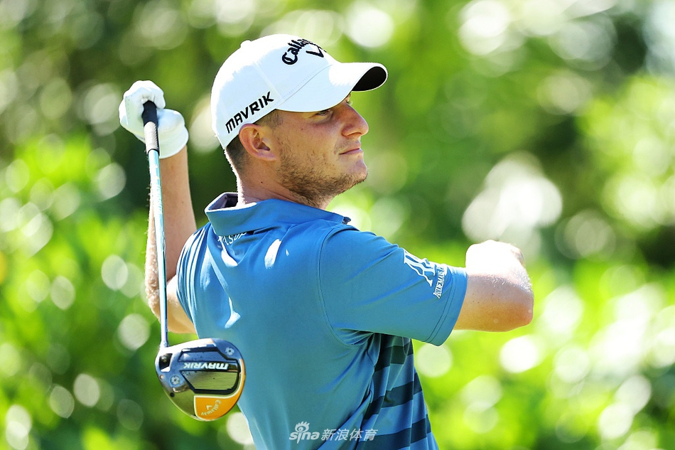 托尼·弗诺在四号洞果岭庆祝一杆进洞，这记精彩绝伦的击球瞬间点燃了现场气氛。