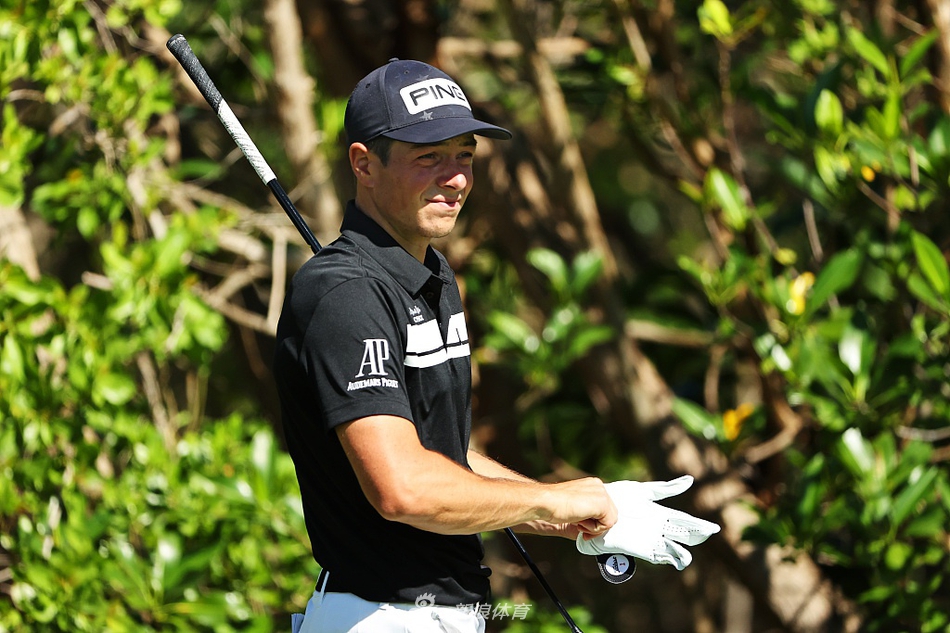 帕特里克·罗杰斯在树林中机智处理困难球位，他的稳定发挥使其跻身领先集团。