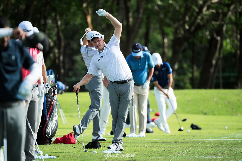 贾斯汀·托马斯在球道上优雅挥杆，他移动日射下九只小鸟的六十二杆表演震撼全场。