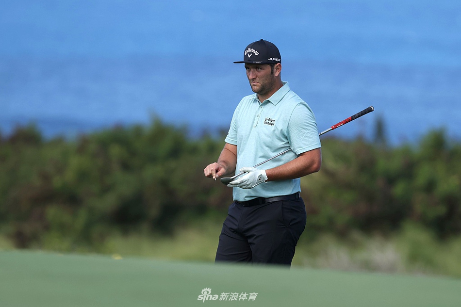 布莱森·德尚博在长草中救球，展现其出色的球场应变能力