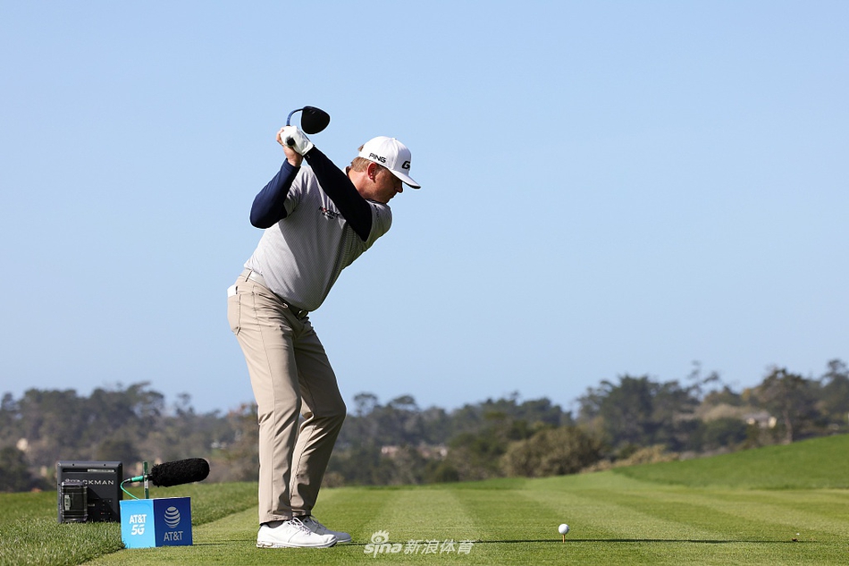 斯皮思与球童在球道上并肩而行，认真商讨下一杆的策略，专注的神情透露着对胜利的渴望。