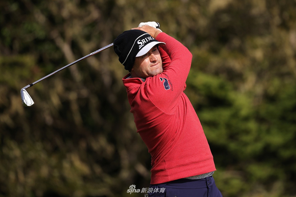 乔丹·斯皮思在圆石滩16号洞果岭旁，目睹小球进洞后，紧握双拳，激动呐喊庆祝这决定性的一记老鹰球。