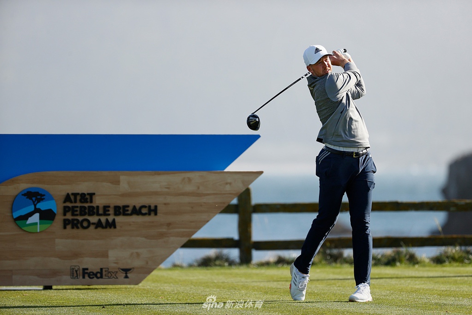 白色小球在碧绿的果岭上清晰可见，正朝着旗杆洞杯的方向滚去，即将创造老鹰奇迹。