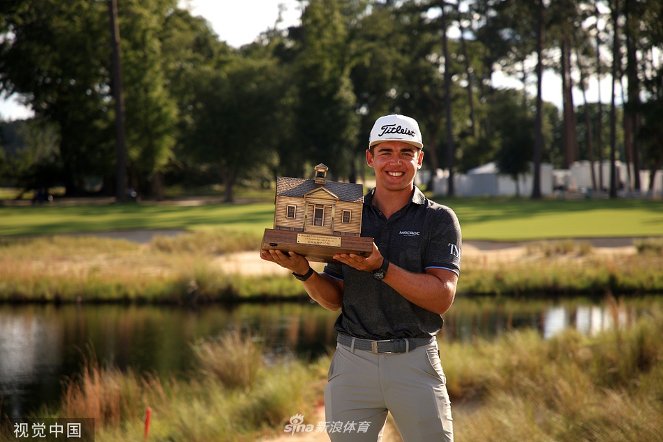 夺冠瞬间，希格与球童紧紧拥抱庆祝，脸上洋溢着难以置信的喜悦笑容。