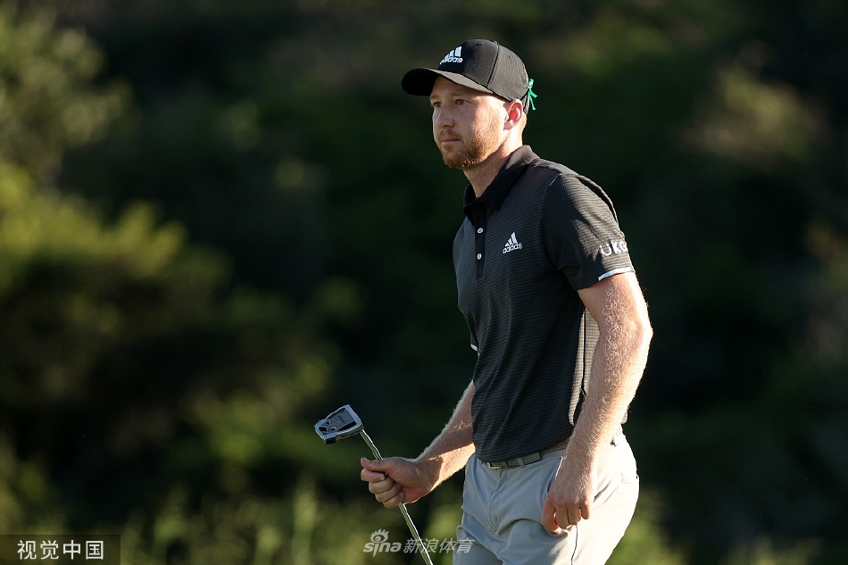 琼·拉姆全力挥杆，肌肉线条展露无遗，展现世界级球手的力量与优雅。