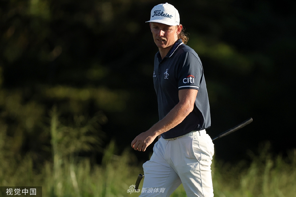 丹尼尔·伯格在碧海蓝天的夏威夷球场中击球，白衣胜雪，动作流畅。