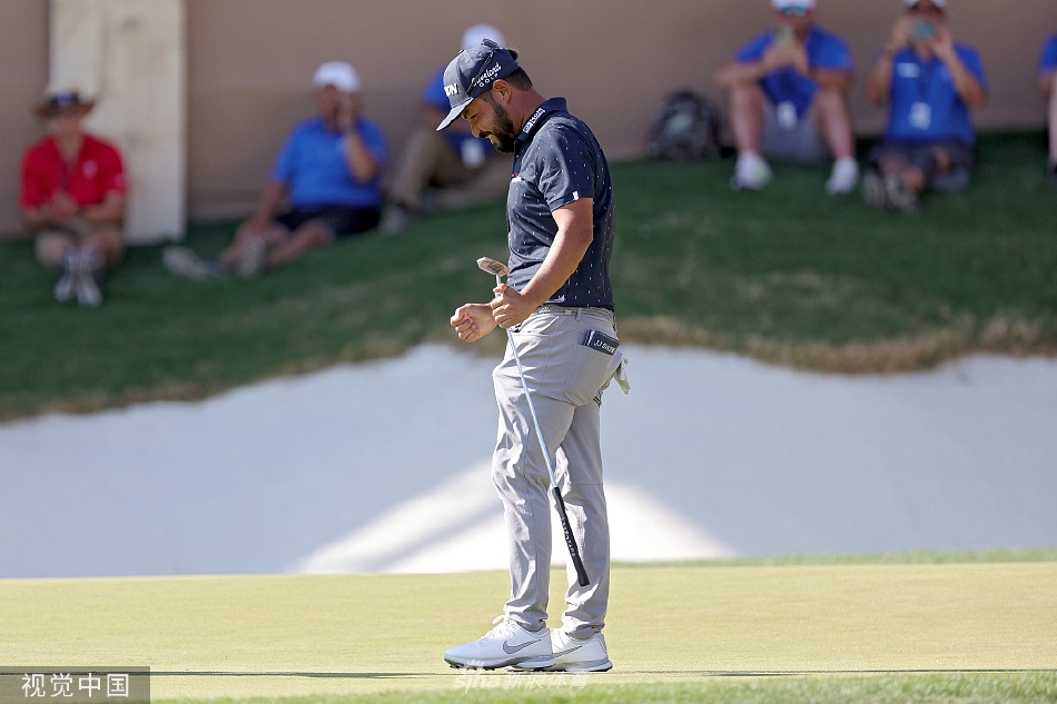 冠军推杆入洞后，斯鲍与球童激动相拥，两人脸上洋溢着无比喜悦的笑容，共享这来之不易的胜利时刻。