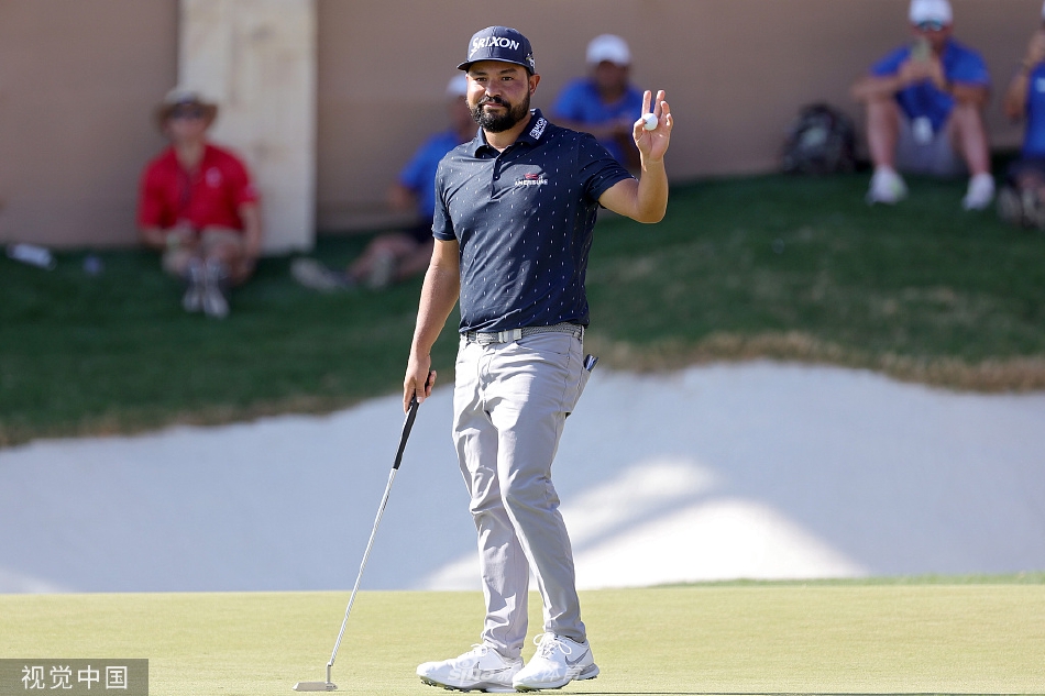 斯鲍高举冠军奖杯，在第十八洞果岭与家人团队合影，灿烂的笑容与夕阳余晖交织，定格下充满温情与荣耀的永恒画面。