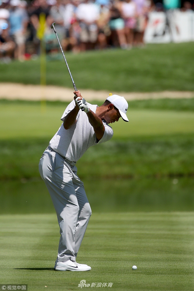 贾斯汀·托马斯在第四洞果岭外精准切杆，身体姿态舒展，眼神锁定落球点。
