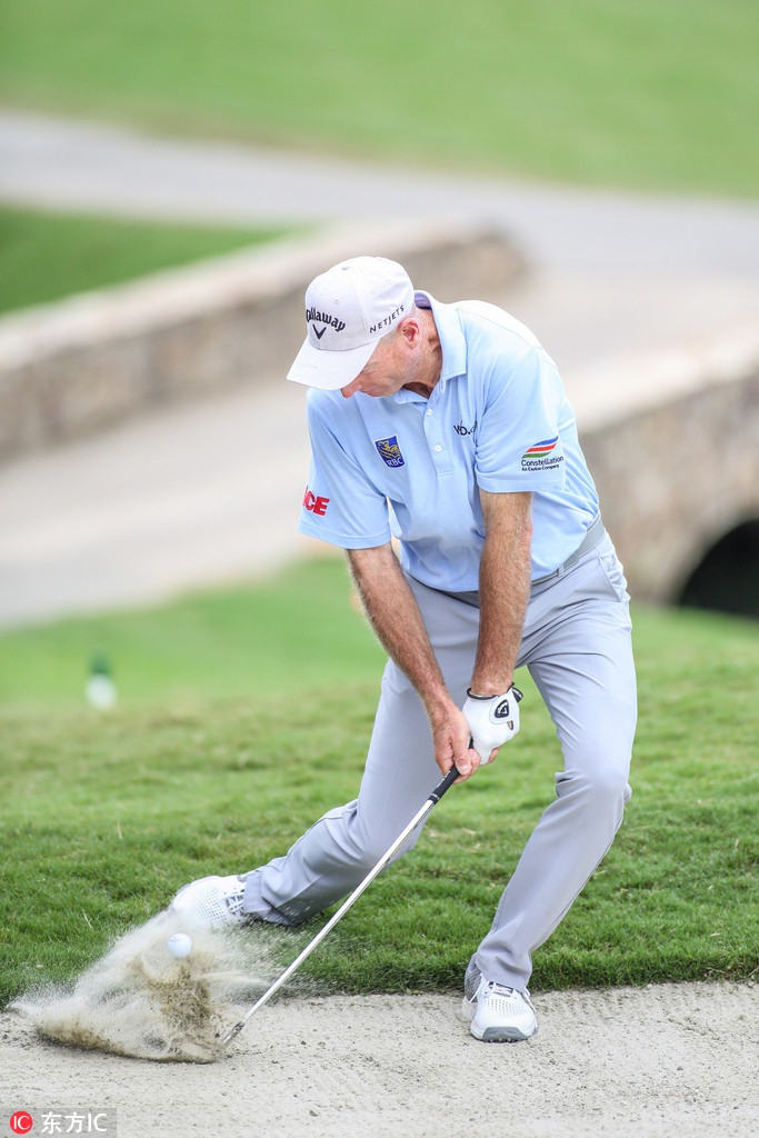 赛事亚军韦伯·辛普森在沙坑中救球，本轮他交出62杆佳绩