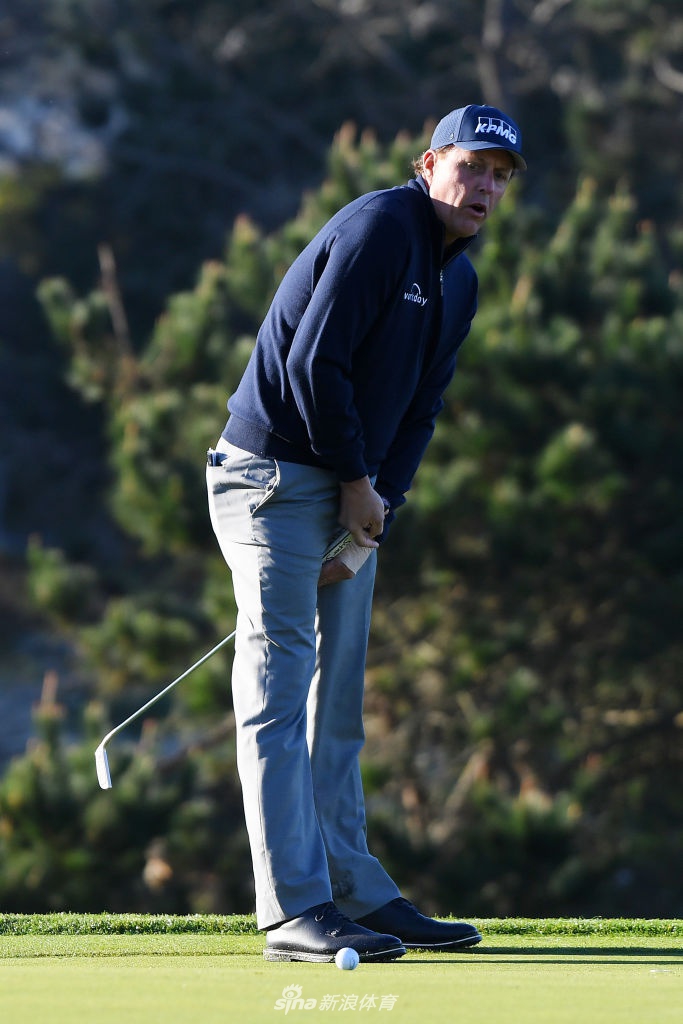乔丹·斯皮思在圆石滩标志性的第七洞短三杆洞,凝望着远处波涛汹涌的太平洋准备击球。
