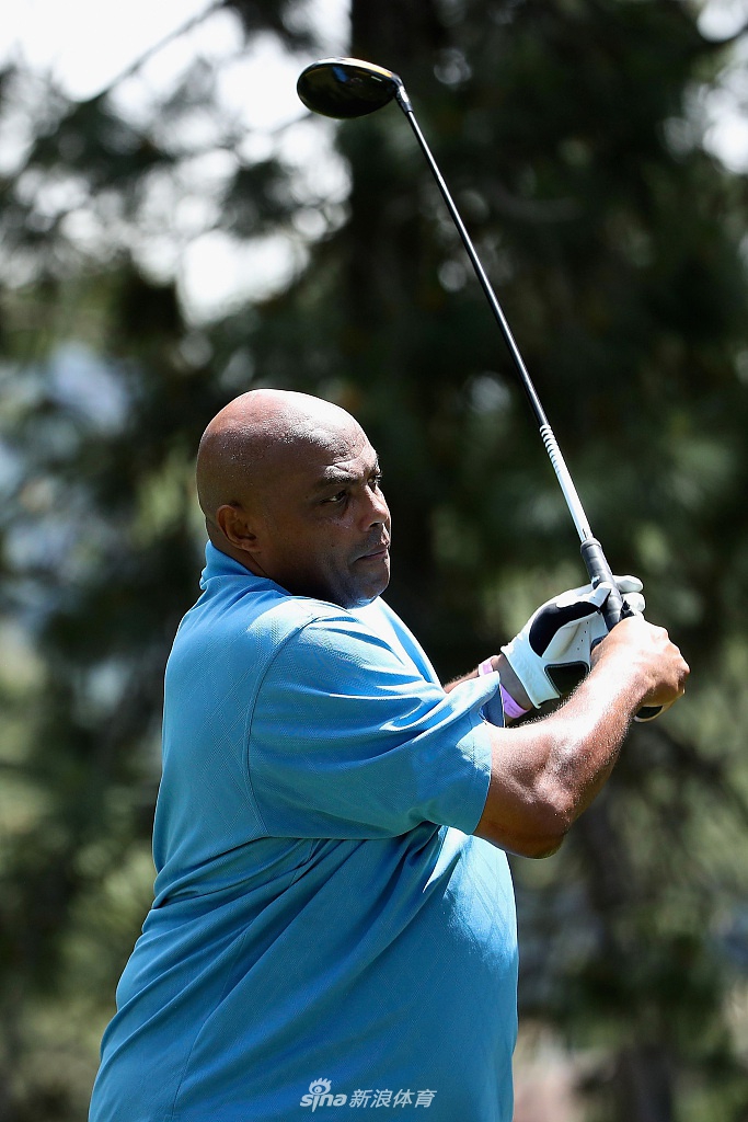 一位球星成功推进长推，周围的朋友们为他欢呼鼓掌，胜利的喜悦跨越了不同的运动项目