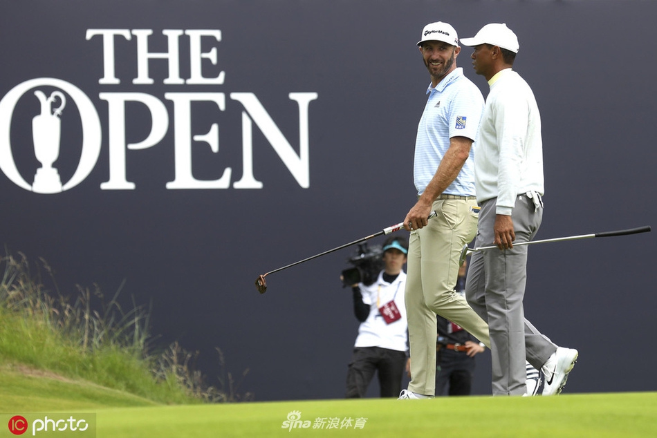 老虎伍兹在皇家波特拉什练习日沉稳挥杆，目光聚焦远方球道，追逐第四个葡萄酒壶冠军