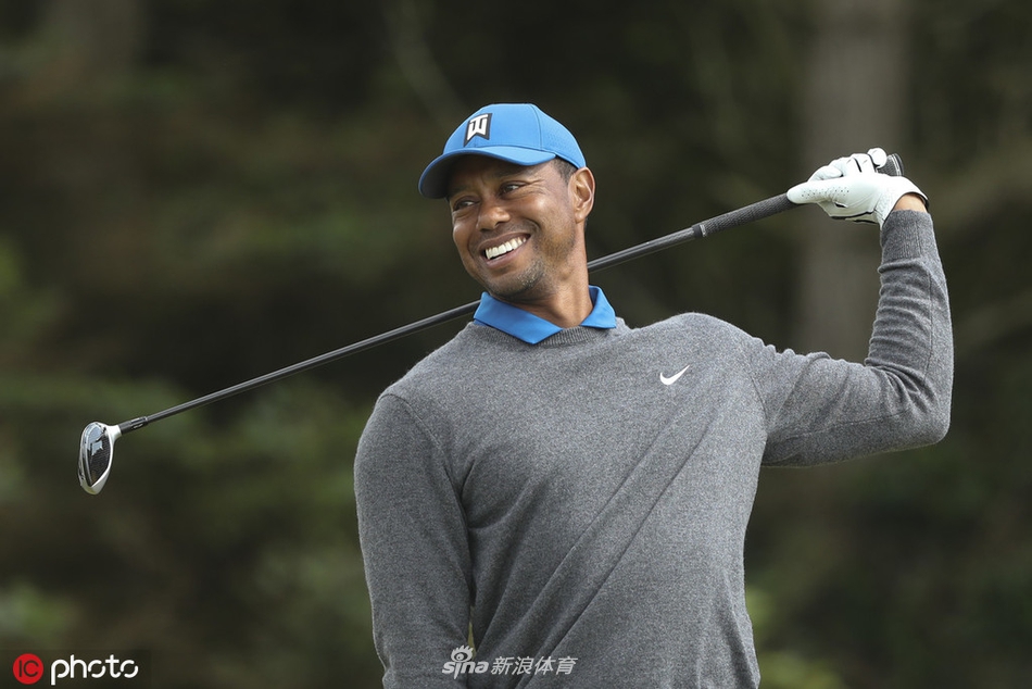 赛后新闻发布会上的泰格·伍兹,他面对镜头平静地回答提问,眼神深邃,细纹爬上眼角,诉说着一位伟大冠军所经历的沧桑与智慧。