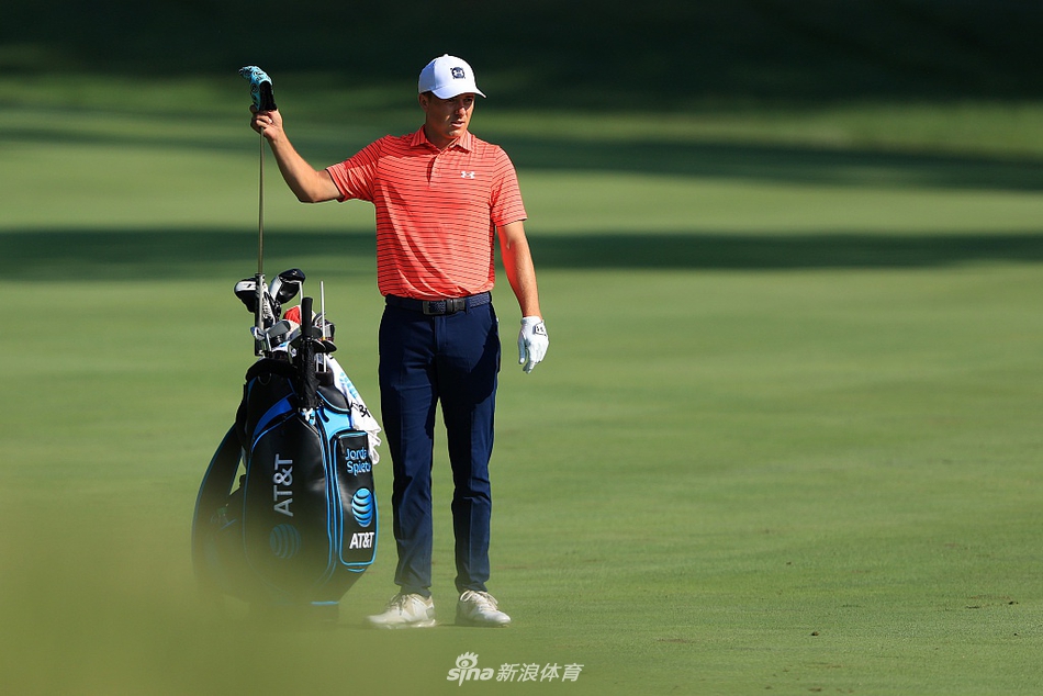 乔丹·斯皮思在长草中艰难寻找击球路线，眉头紧锁，透露出对状态的无奈与思考