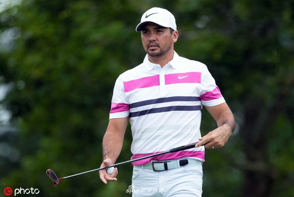 杰森·戴伊在旅行者锦标赛第二轮挥杆瞬间，阳光穿透云层照亮球道，这位澳洲球星状态火热，正全神贯注地完成一次精准的铁杆击球。