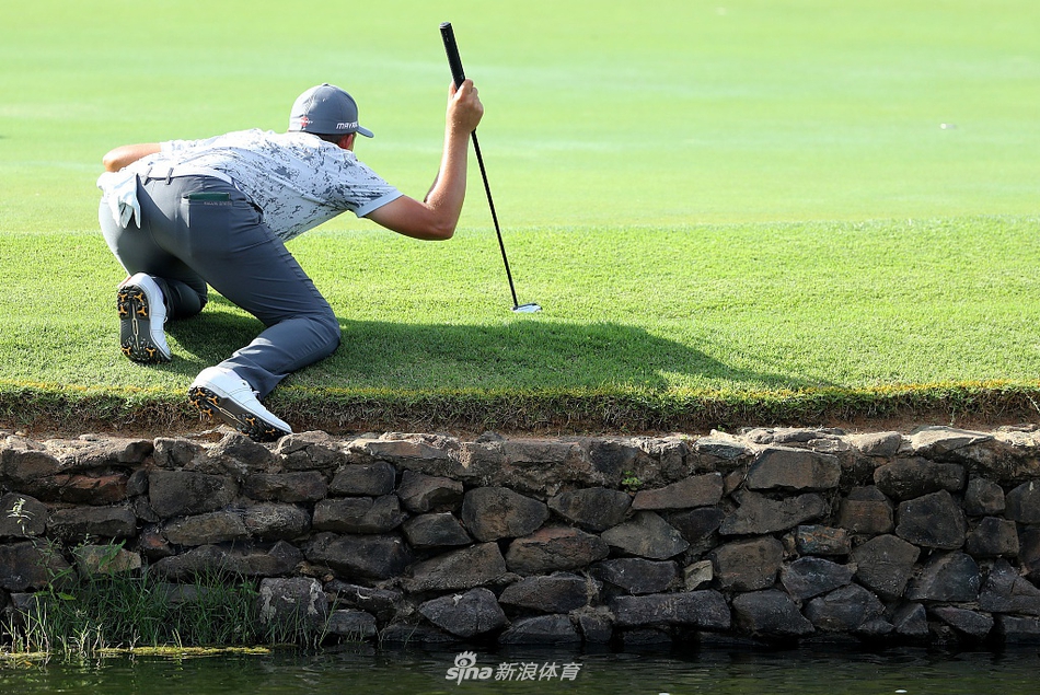 比赛间隙，梅龙克与球童交流下一洞的策略，团队协作是比赛的重要组成部分。