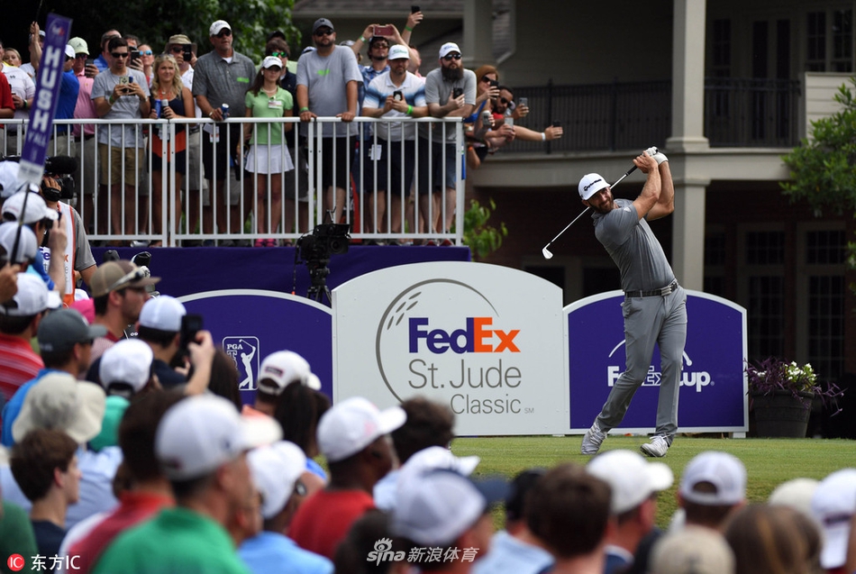 安德鲁·普特南在比赛中全神贯注地完成一记关键的铁杆攻果岭，他的动作流畅而充满决心。