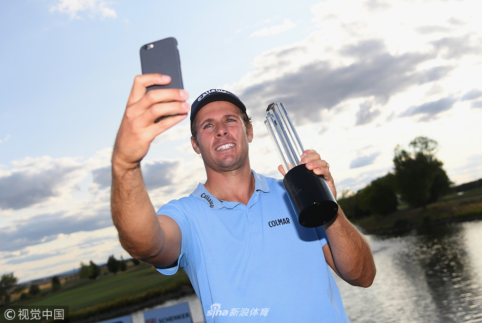 帕万在决赛轮关键长推成功后,紧握拳头发出低吼,眼神中燃烧着必胜的火焰。