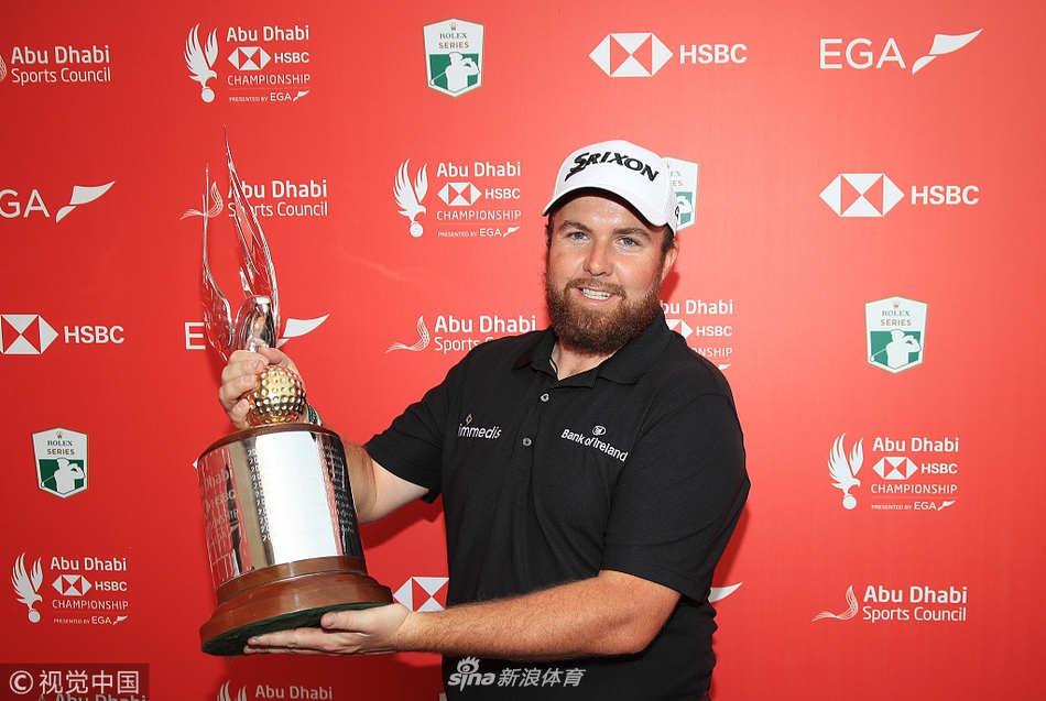 劳瑞与冠军奖杯合影,脸上洋溢着幸福与自豪的笑容