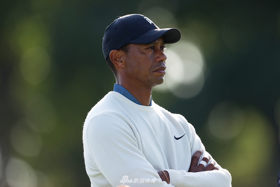 夕阳下，伍兹在果岭边凝神思考推击路线，经典的红色 polo 衫与专注身影勾勒出不变的冠军姿态。